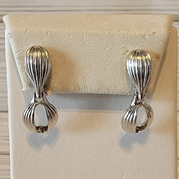 E15 Vintage Monet Silver-tone Dangle Clip-on Earrings - Picture 1 of 3